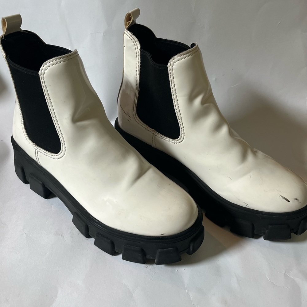 Circus by Sam Edelman Darielle Chelsea Boot in White - Size 9.5